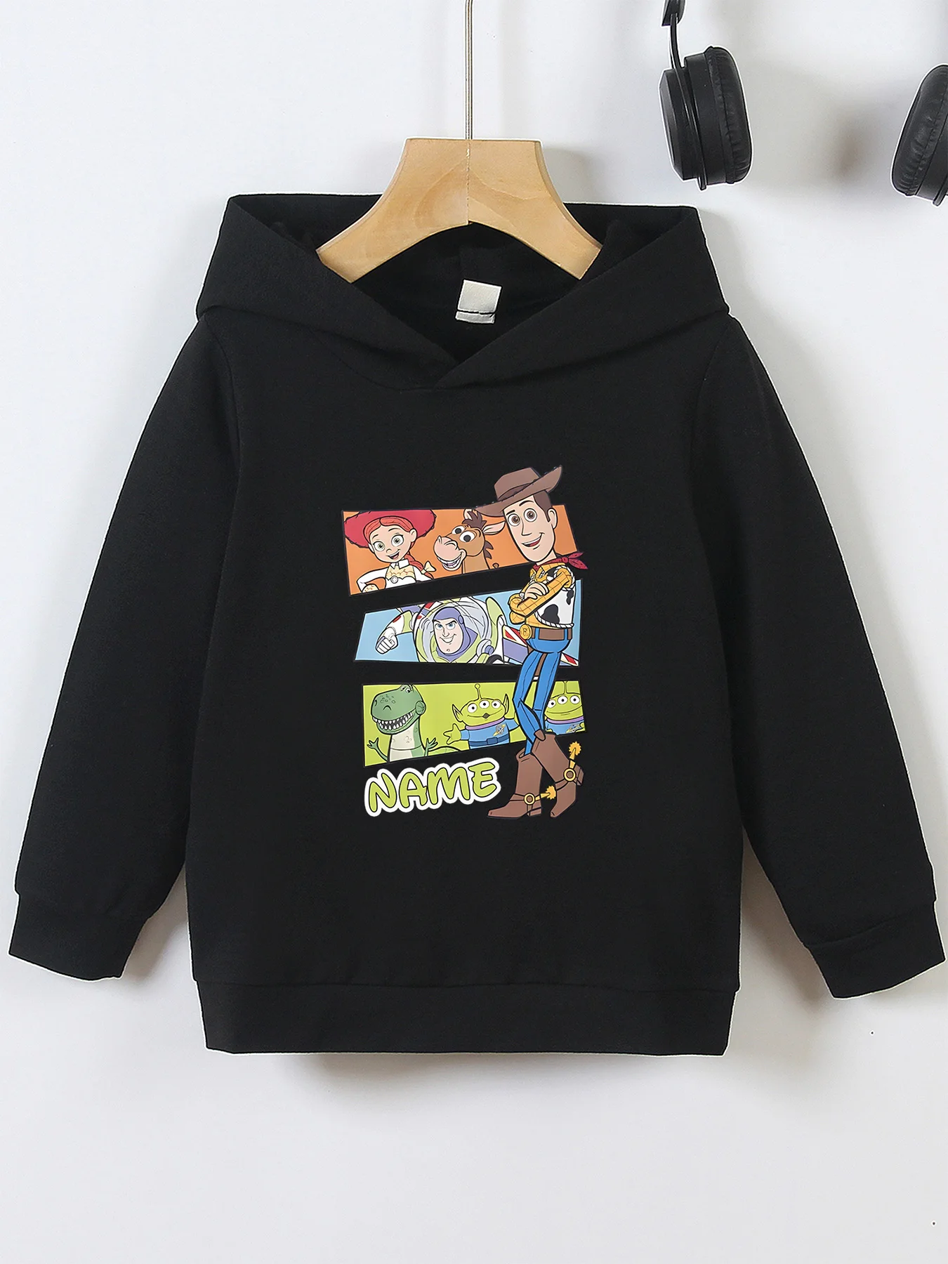 سترة MINISO Woody's Toy Hoodie - تتميز وودي كشخصية رئيسية من Toy Story، وقابلة للتخصيص مع "الاسم". هذه قصة الالعاب-إنسبي #2