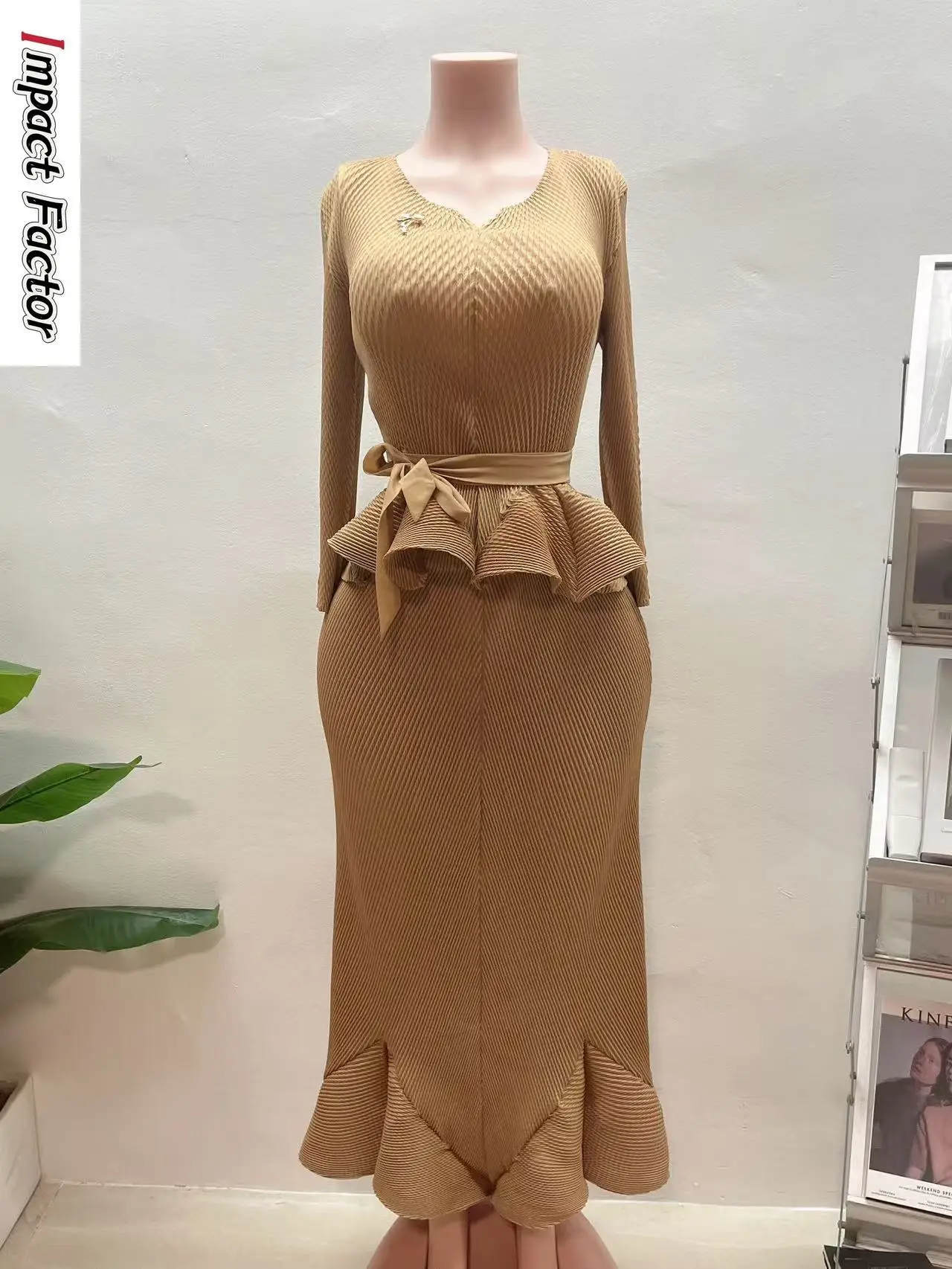 

2025 Miyake Folds, осенний новый модный универсальный женский костюм с v-образным вырезом, свободный комплект из двух предметов с длинными рукавами