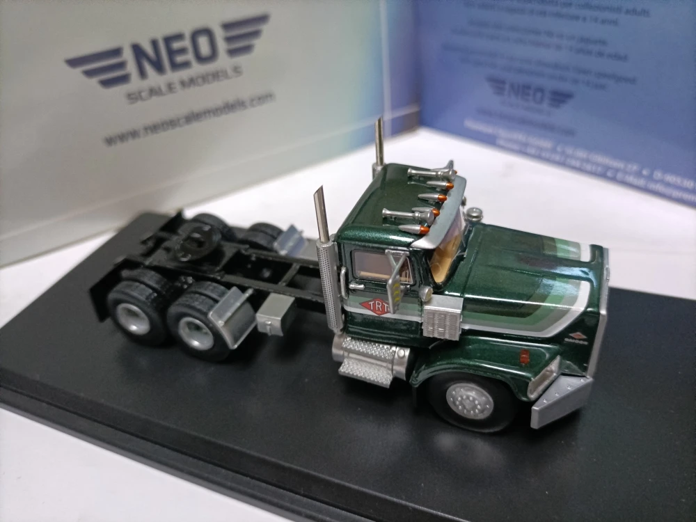 Neo 1:64 Diamond Reo SBFA 1974 Trailer Simulation Limited Edition Resin Metal Static Car Model Toy Gift