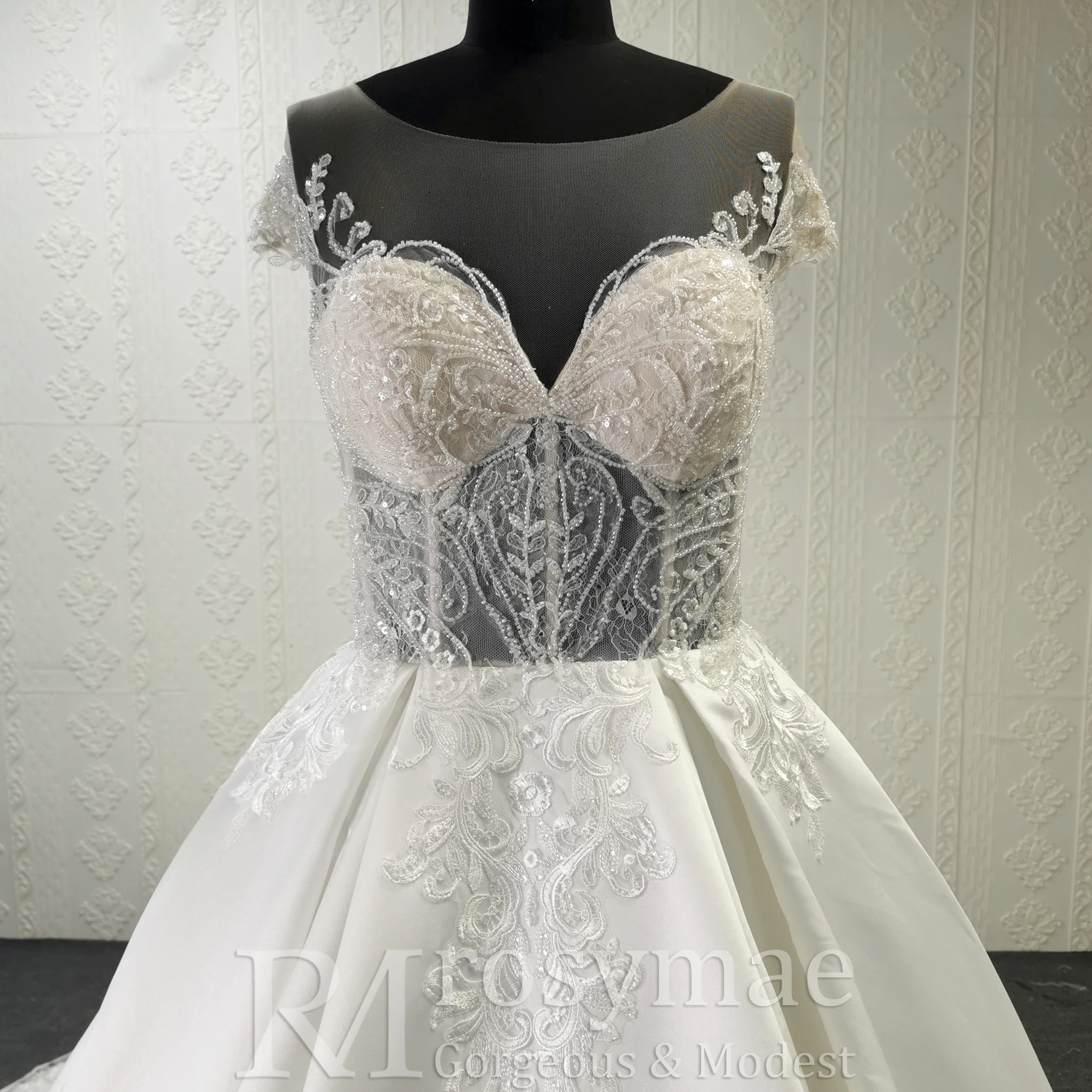 Rosymae Ballkleid-Hochzeitskleid, Spitzenmieder, durchsichtig, herzförmiger Ausschnitt, Flügelärmel, glatter Satinrock, Spitzenapplikationen, Jakobsmuschelsaum