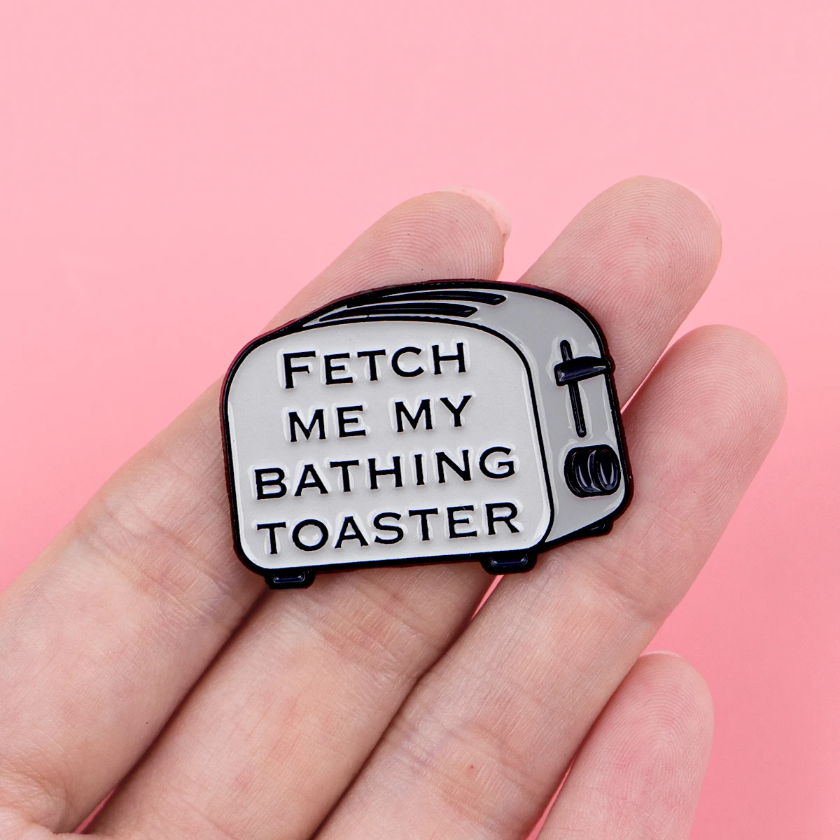 BRINGE MIR MEINEN BADETOASTER-EMALLENPIN, grauer Zitat-Broschen-Abzeichen-Reversnadel, Kleidungszubehör, Modeschmuck, Geschenke – Detail 1