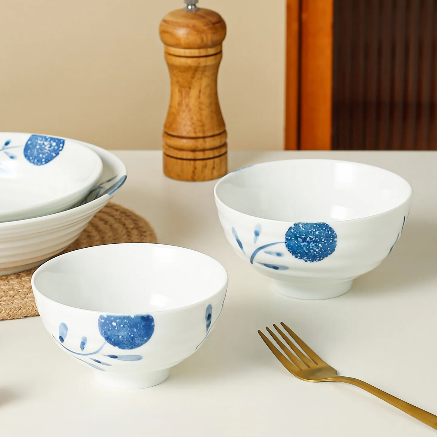 

LingAo--Japanese-style underglaze blue and white hand-painted ceramic rice bowls, noodle bowls and large soup bowls