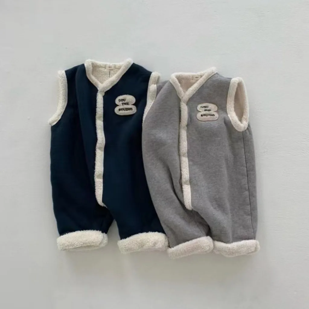 

2025 Winter New Baby Sleeveless Fleece Romper Girls Plush Overalls Plus Velvet Thick Infant Letter Jumpsuit Baby Warm Clothes