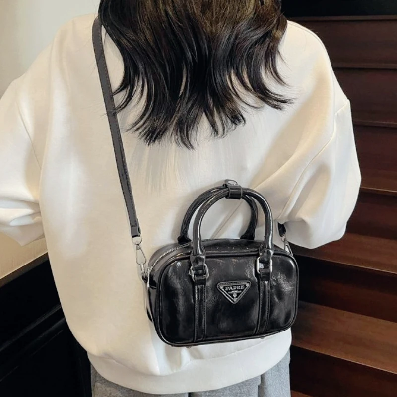 

Женская бостонская сумка через плечо на одно плечо с нишевым дизайном, новая ручная маленькая квадратная сумка в стиле ретро и высокого класса на 2025 год.