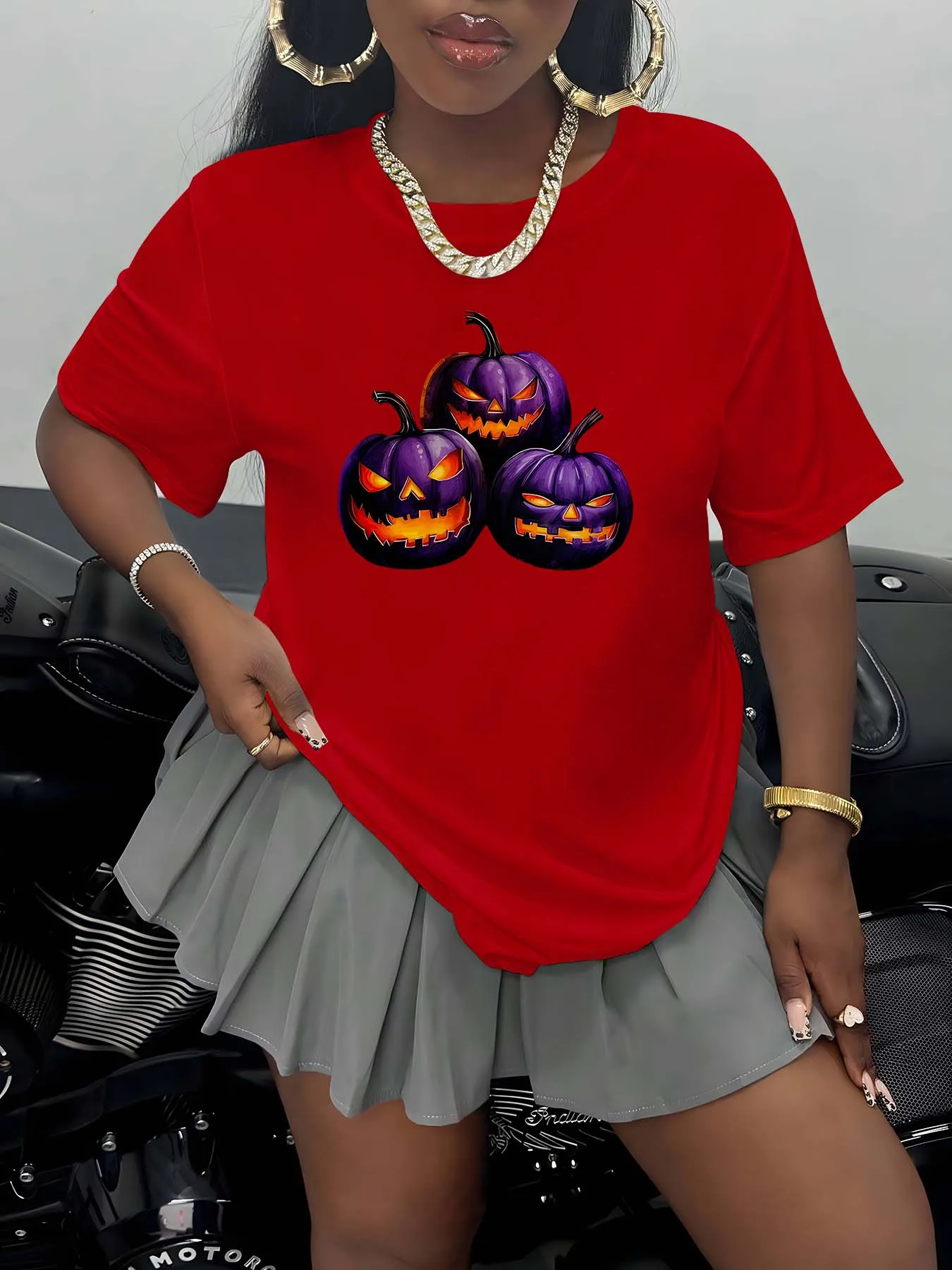 Modny element odzieżowy plus size z motywami dyni halloweenowej, który wzbudza uroczą i upiorny klimat świąt.