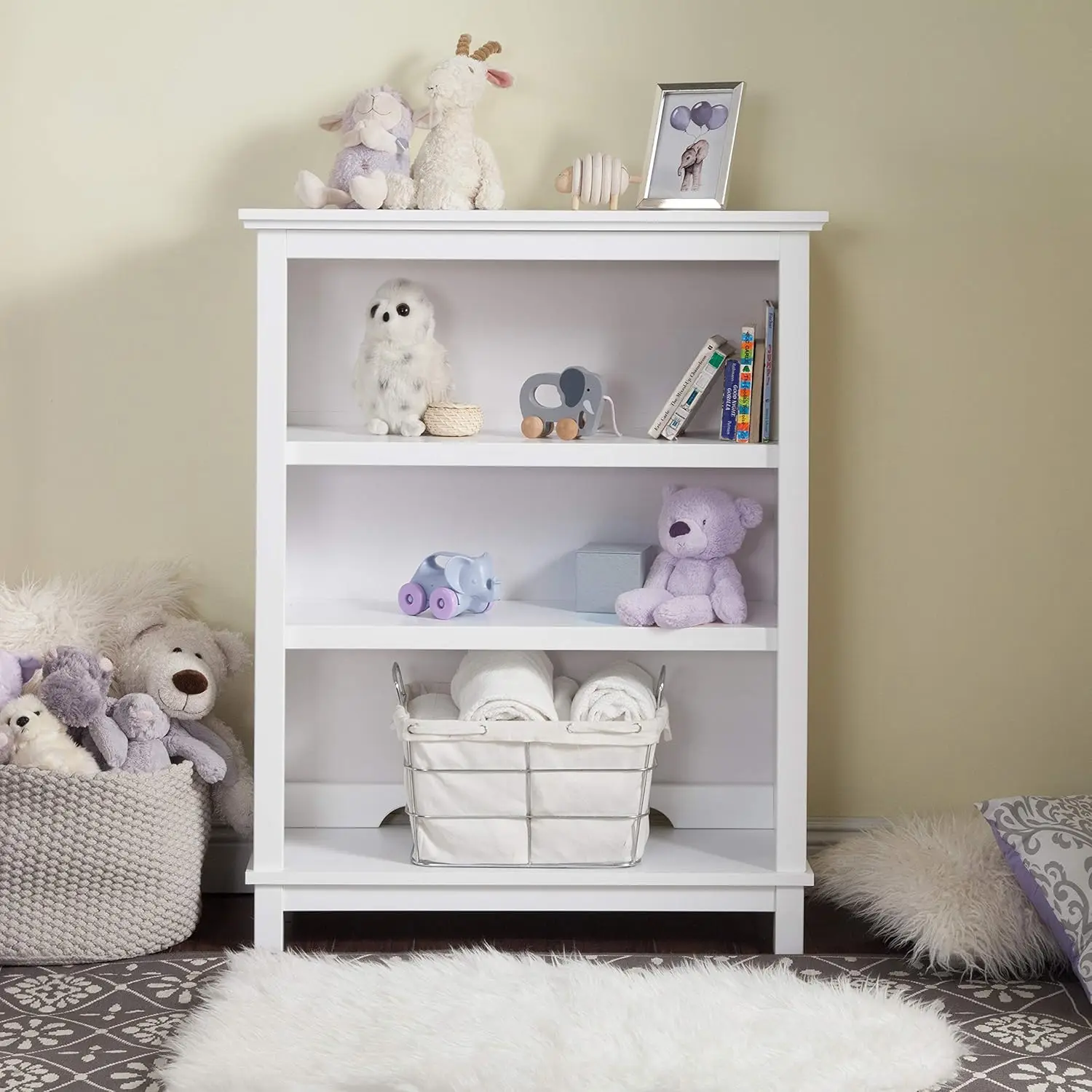 2 adjustable and sturdy shelves to hold all the books, frames and trinkets that'll dress up your space