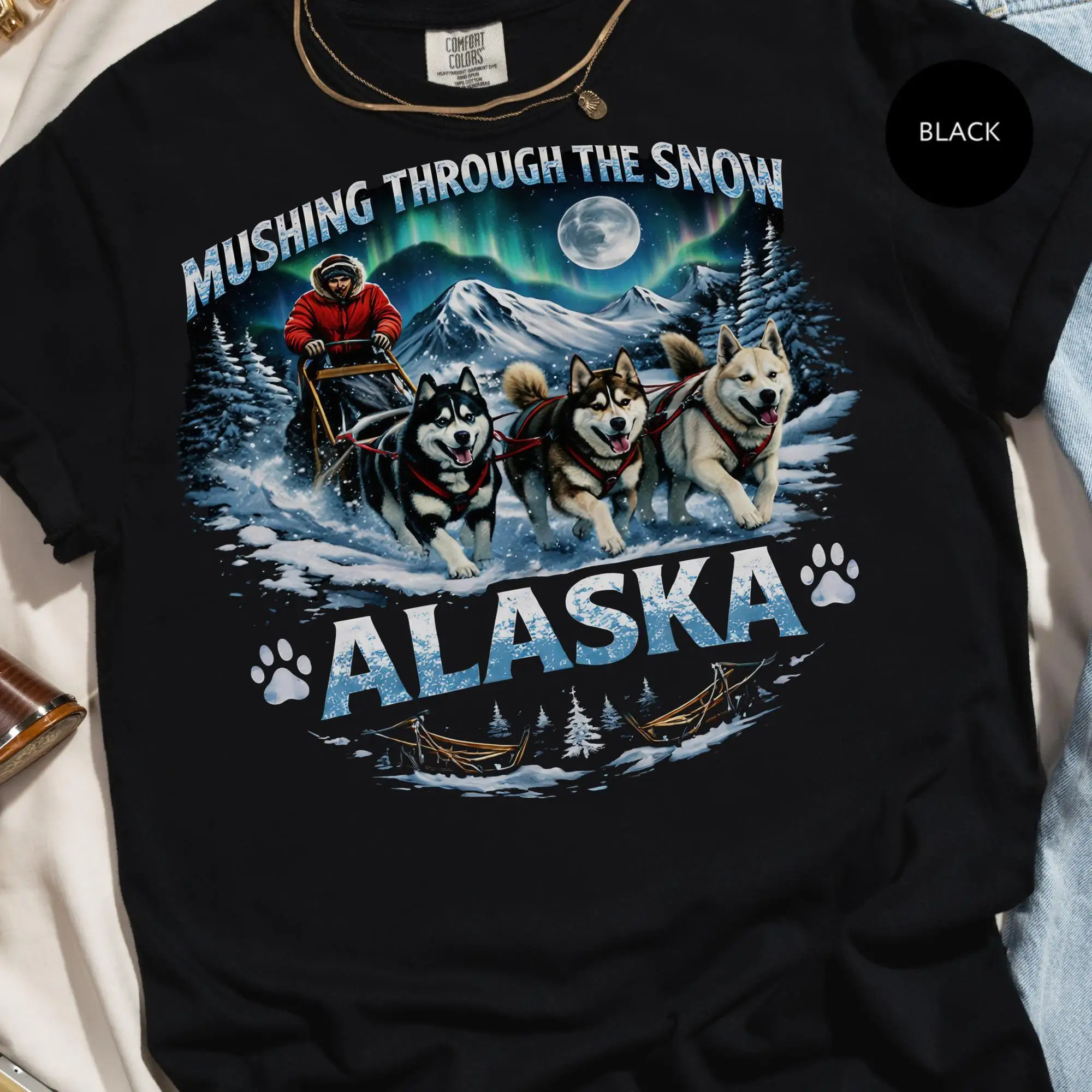Camiseta con diseño de perro Alaskan Malamute y trineo, camiseta con diseño de Husky y trineo, aventura invernal con auroras boreales, camiseta con diseño de luna llena en montaña nevada