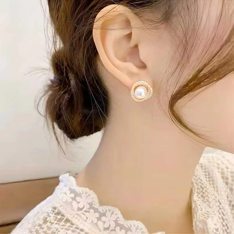 Trendy Round Imitation Pearl Earrings for Woman Mini Exquisite Shiny Zircon Stud Earrings Fashion Jewelry Party Bride Wedding W