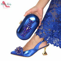 Royal Blue tacco alto Sllingbacks Ladies Sandal Shoes Set di borse abbinate per le donne nigeriane Wedding Party Pump