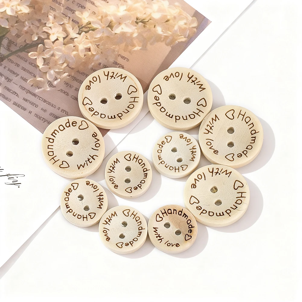 10 Stück Natürliche Holzknöpfe Handgefertigte Runde Näh- und Bastelzubehör DIY Kleidungsdekoration Graviertes Liebesdesign Accessoire
