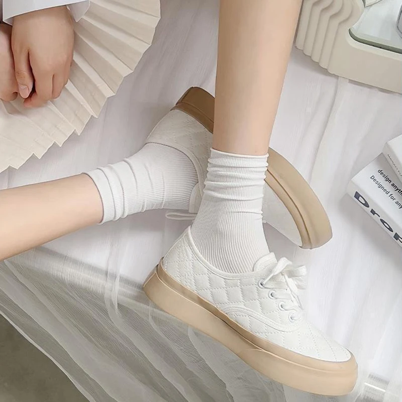 10Pairs Women Mid Length Socks Solid Colors Black White Casual Socks Soft Comfortable Lightweight Breathable Casual Socks