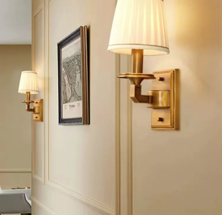 Lâmpadas de parede simples e sofisticadas totalmente em cobre para cenário, escadas e lareiras da sala de estar da villa. Retro, minimalista e elegante.