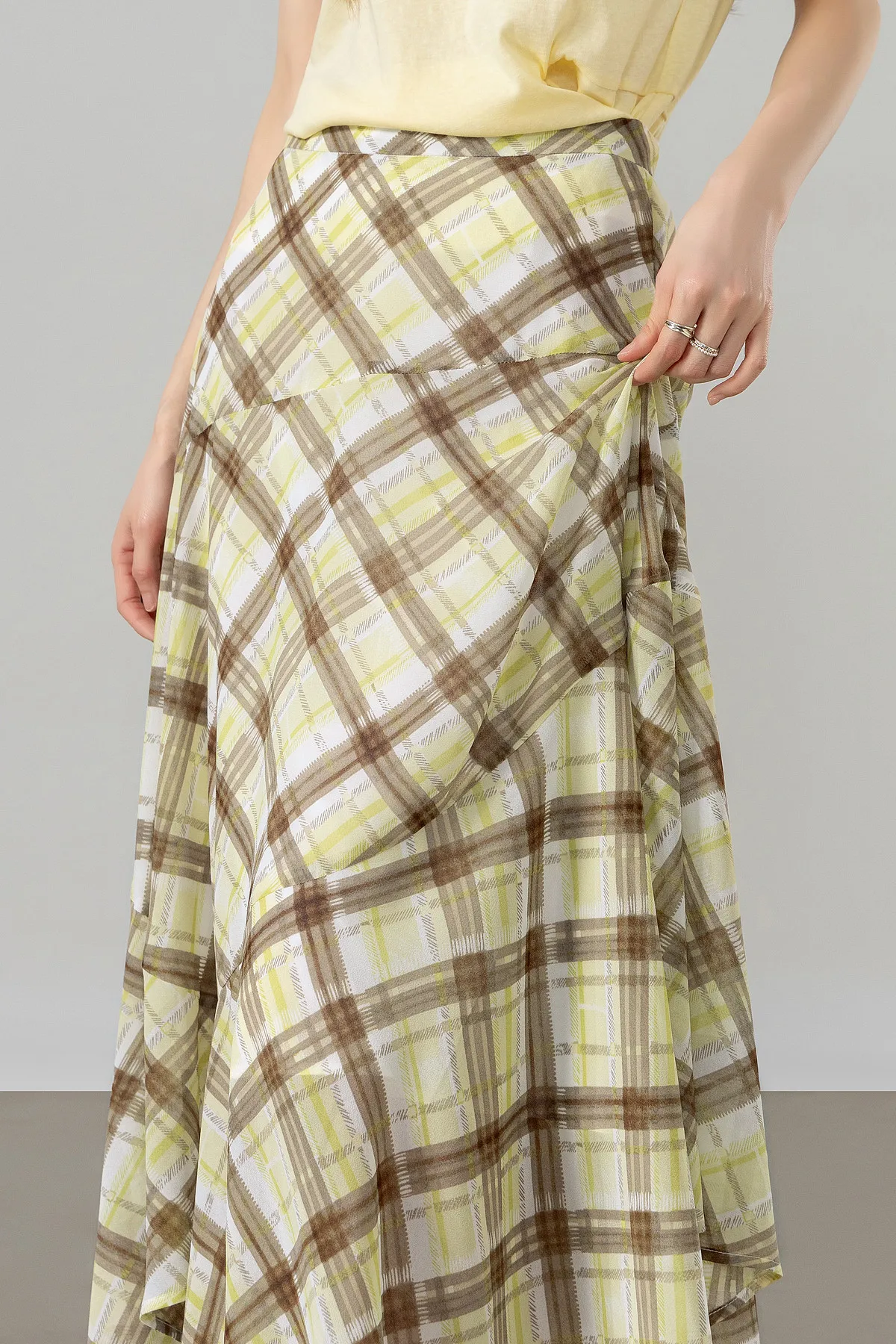 SENTUBILA Damen Sommer Karierter Rock 2026 Neuer Unregelmäßiger Gelber Langer Meerjungfrauenrock Damenkleidung Alltagsoutfit 162QK7007 – Detail 16