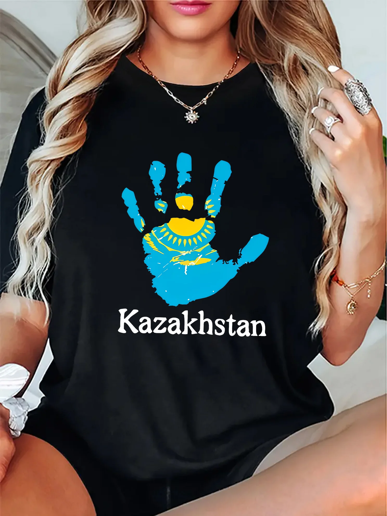 

Женская белая повседневная футболка с коротким рукавом и графикой полов Казахстана — круглый вырез, можно стирать в машине
