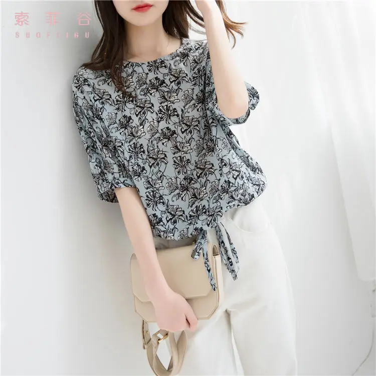 Chiffon Shirt with a Versatile Small Shirt with a Middle Sleeve Bow Loose Floral Top Covering the Belly