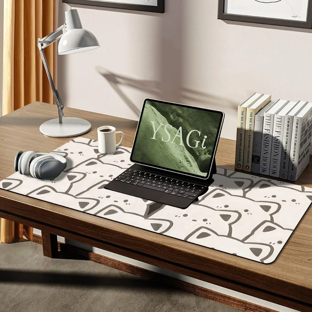 Simple pencil drawing pattern of a cute cat face decoração setup gamer tapis de souris xxl escritorio accesorios
