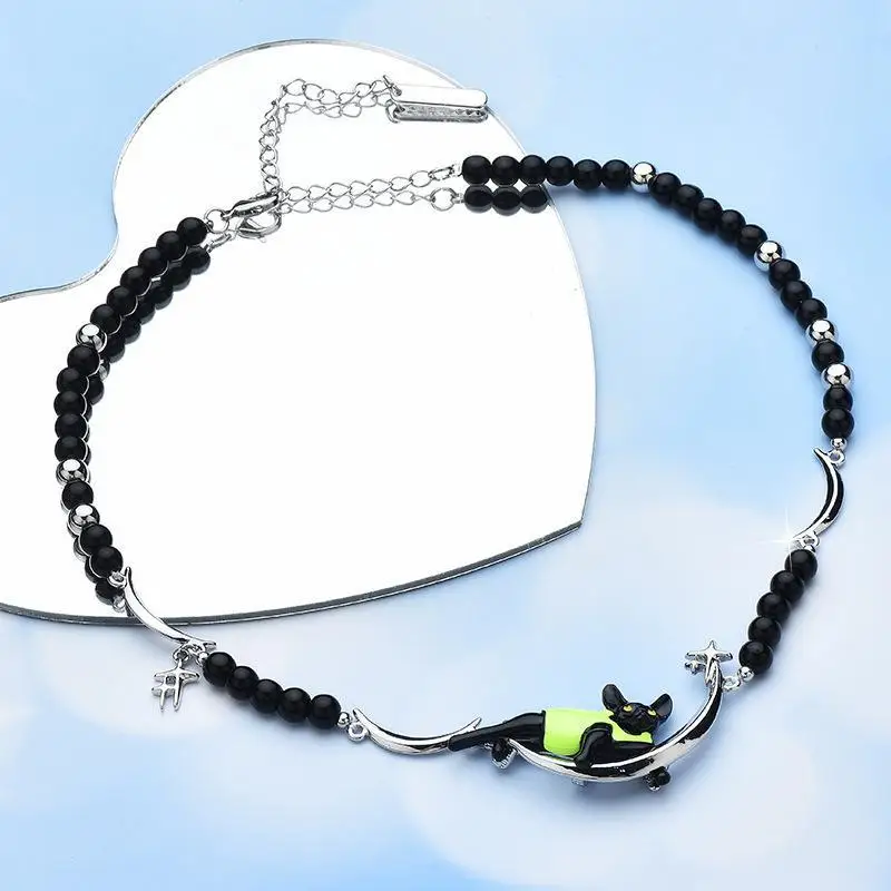 Новое колье, женщина держит лунный кот, зеленое платье, нейтральный стиль, цепочка на ключицу High Street.