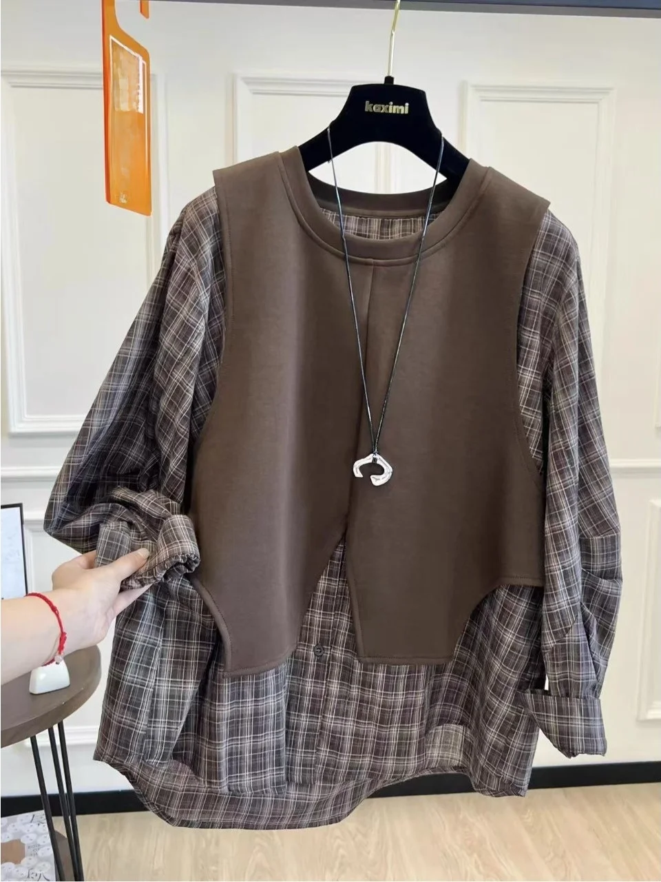 

Повседневный комплект из рубашки в клетку и жилета для женщин: свободный крой, весна 2026, брендовая одежда, удобный топ с длинным рукавом и круглым вырезом