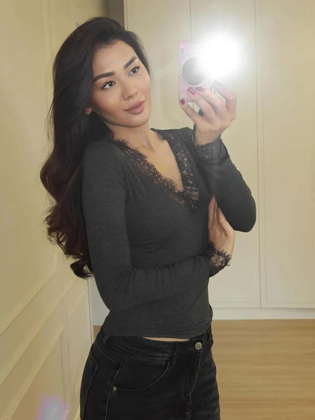 

Женское осеннее новое поступление, однотонный кружевной топ с v-образным вырезом в стиле пэчворк, короткий топ с деформированием талии, шикарный элегантный уличный повседневный топ