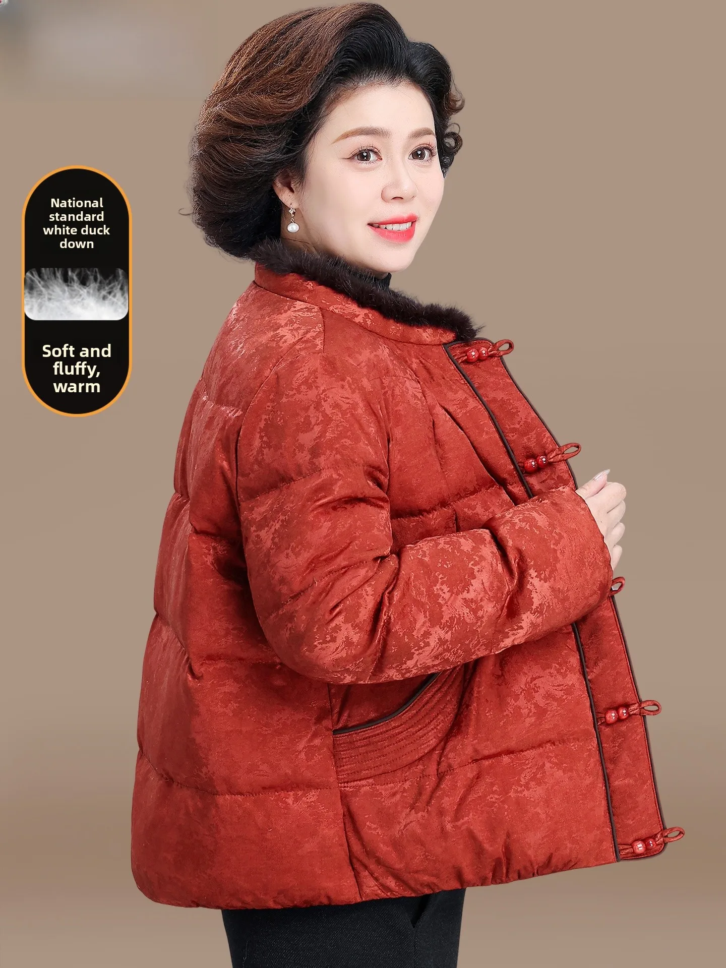 

Новая китайская зимняя куртка-пуховик белого цвета для женщин среднего и старшего возраста: модная, свободного кроя, теплая.