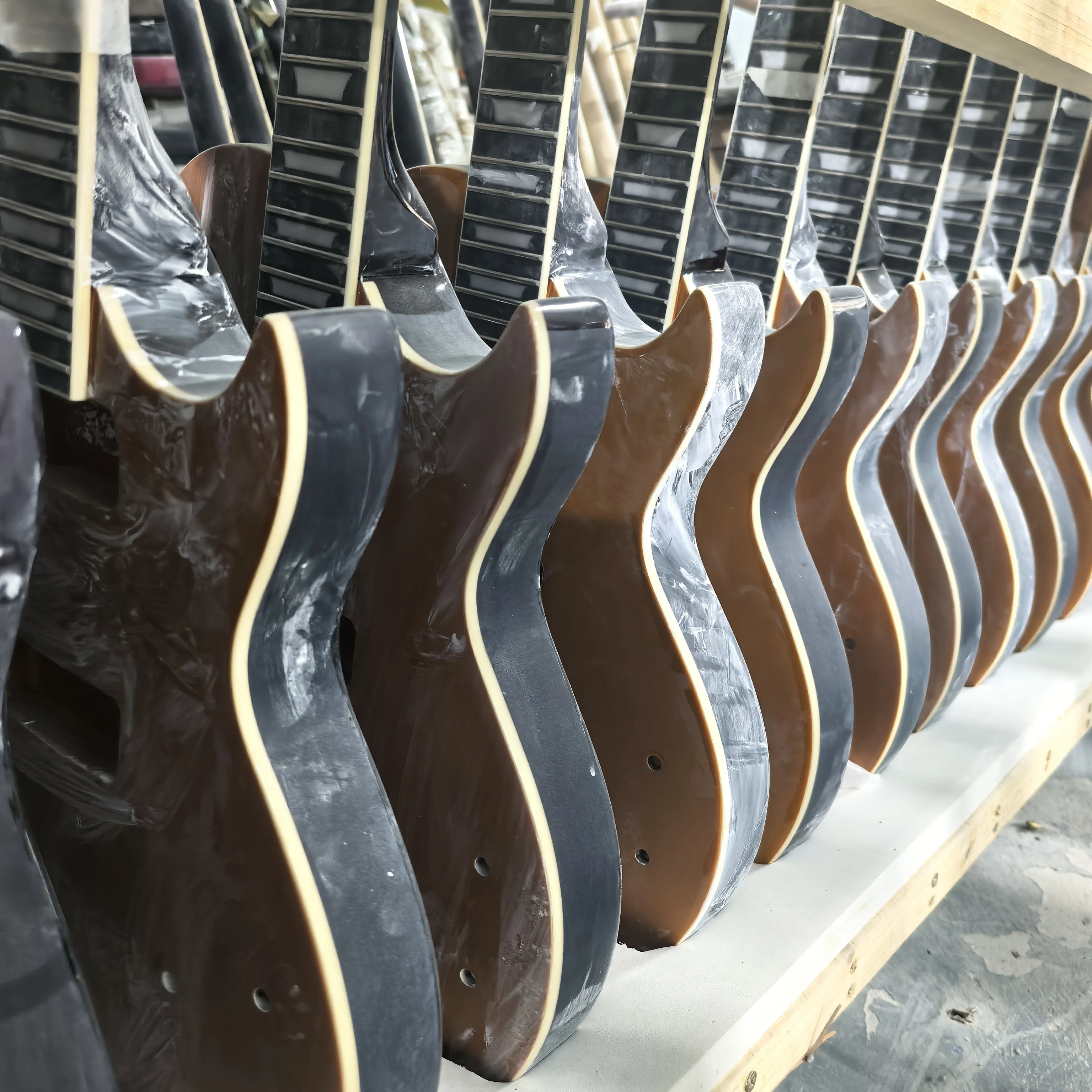 بيع المصنع مباشرة، جيتار كهربائي ذو 22 نغمة من الحور الذهبي مكون من 6 أوتار، متوفر في المخزون، سلك نغمة من الفولاذ المقاوم للصدأ، يمكن تخصيص الألوان