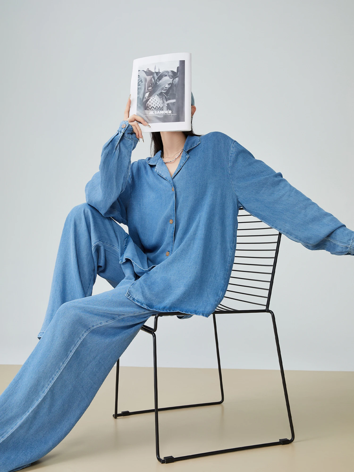 

Синий джинсовый комплект: рубашка-жакет и свободные широкие брюки. Женский весенний повседневный костюм-двойка от Xiao Da.