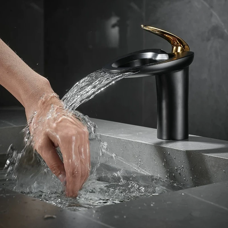 

Смеситель для раковины с одной ручкой для ванной комнаты, латунные смесители, креативная выдолбленная форма любви, дизайн водопада, смесители для раковины, смесители для раковины