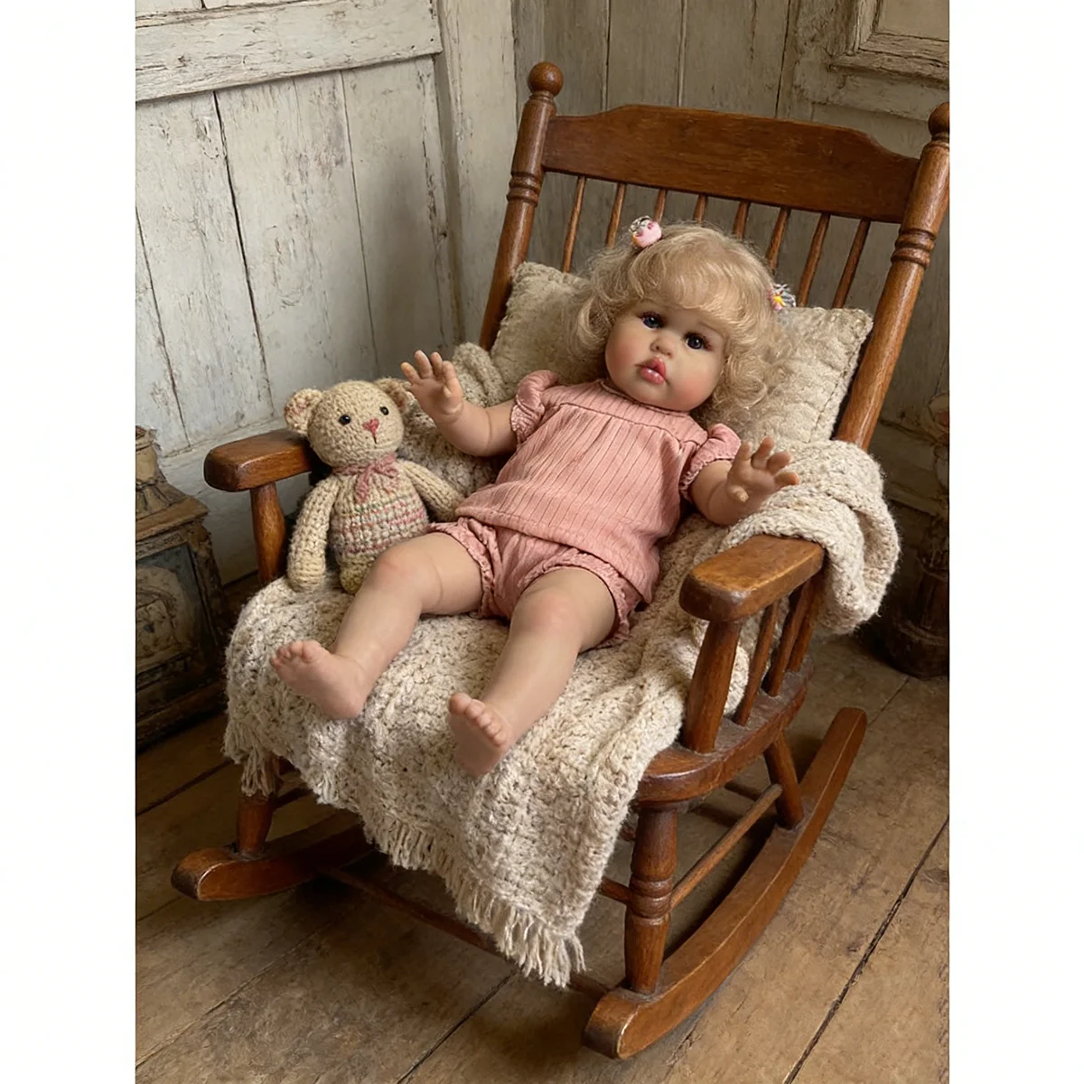 

Реалистичная кукла-реборн Элли 55 см - голубые глаза, блондинка с кудрявыми волосами, тело из мягкого тканевого материала, реалистичная игрушка для коллекционеров