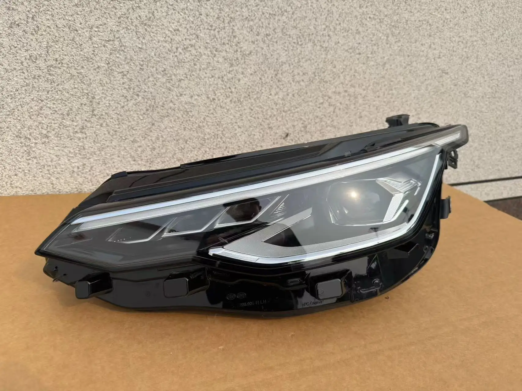Suitable for Volkswagen 22-24Golf 8th generation LED headlights and original headlight assemblies, ready touse upon installation
