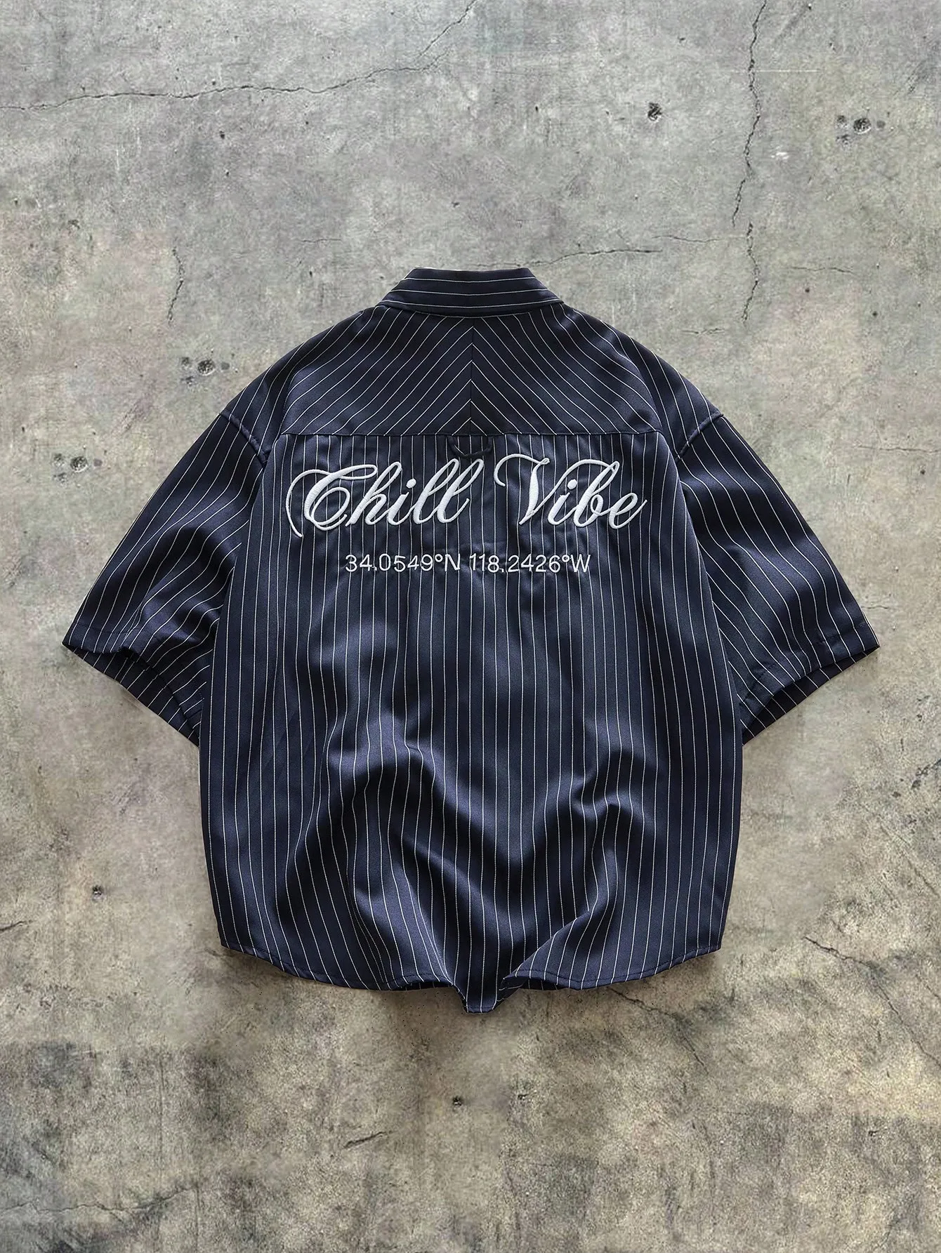 

Мужская рубашка свободного кроя с коротким рукавом, полосатая, с вышитым надписью на спине