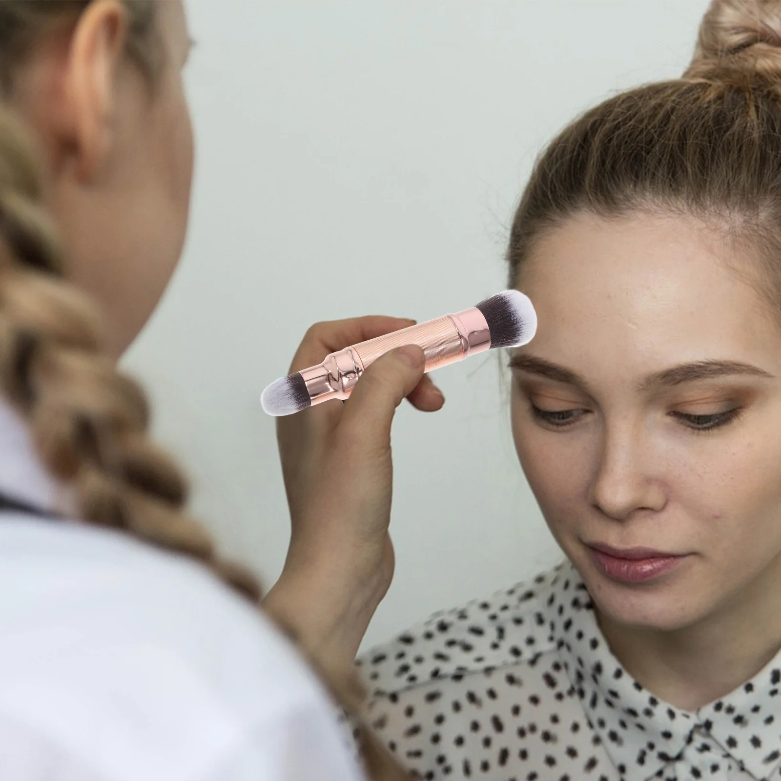 Make-upborstel met twee uiteinden Intrekbare poederconcealer Zachte haren Geen verlies Draagbare reisformaat Cosmetica-tool voor losse