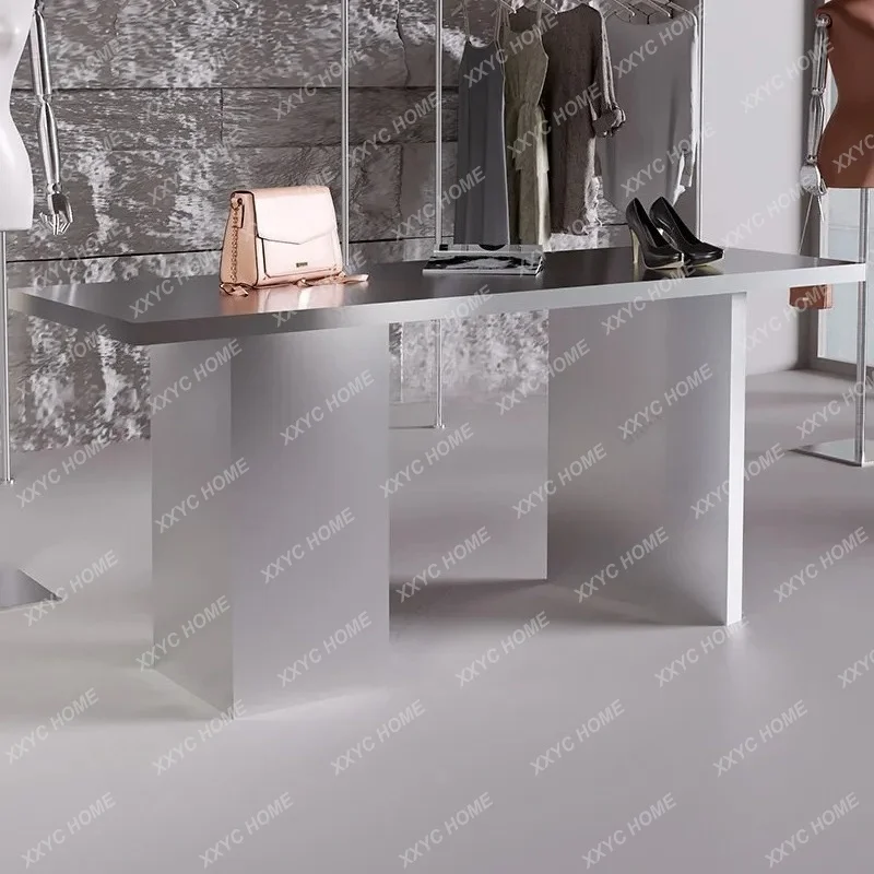 The stainless steel island is placed in the middle of the display table of clothing stores and shoe stores