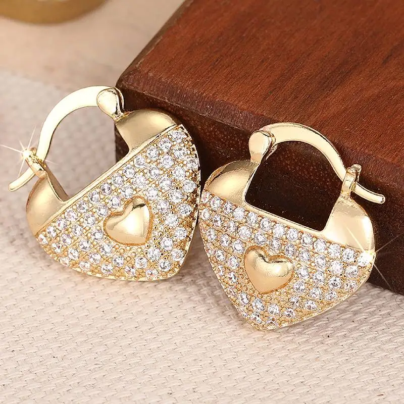Huitan Elegante Damen-Ohrhänger, Romantisches Herz-Accessoire für Hochzeit und Jahrestag, Luxuriöser Trendiger Alltagsschmuck mit Glänzenden Zirkonia