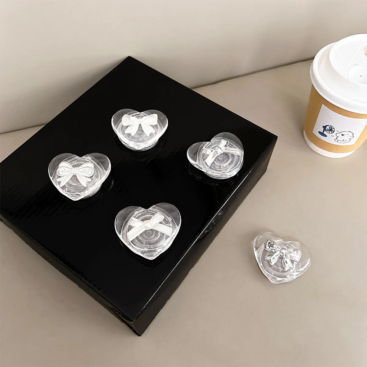 Um arco transparente em forma de coração nicho simples e fresco suporte de telefone personalizado, arco transparente em forma de coração resina estilo coreano simples e elegante internet celebridade fresco telefone airbag titular