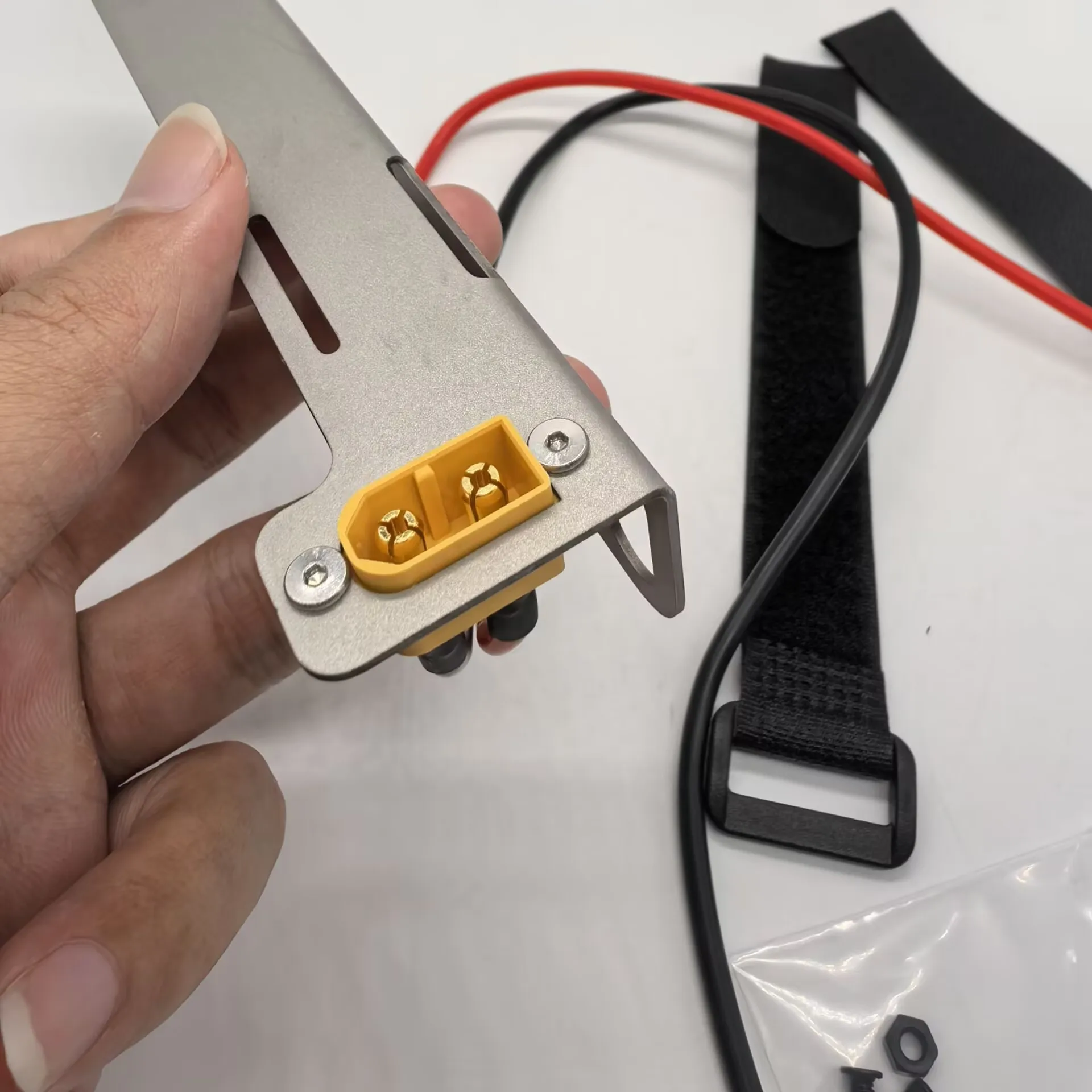 ชุดติดตั้งหลังคาแม่เหล็กแบบไม่ทำลายโครงสร้าง สำหรับรถบรรทุก Tamiya รุ่น SCANIA และ Volvo รุ่นหลังคาสูง 1/14