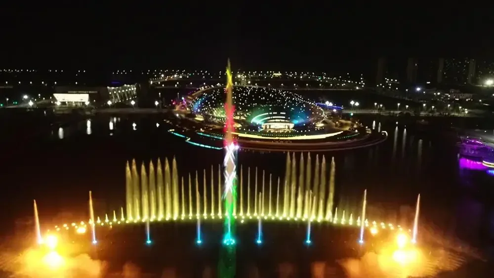 Liser Showon The Lake mit großer Musik tanzender Brunnen