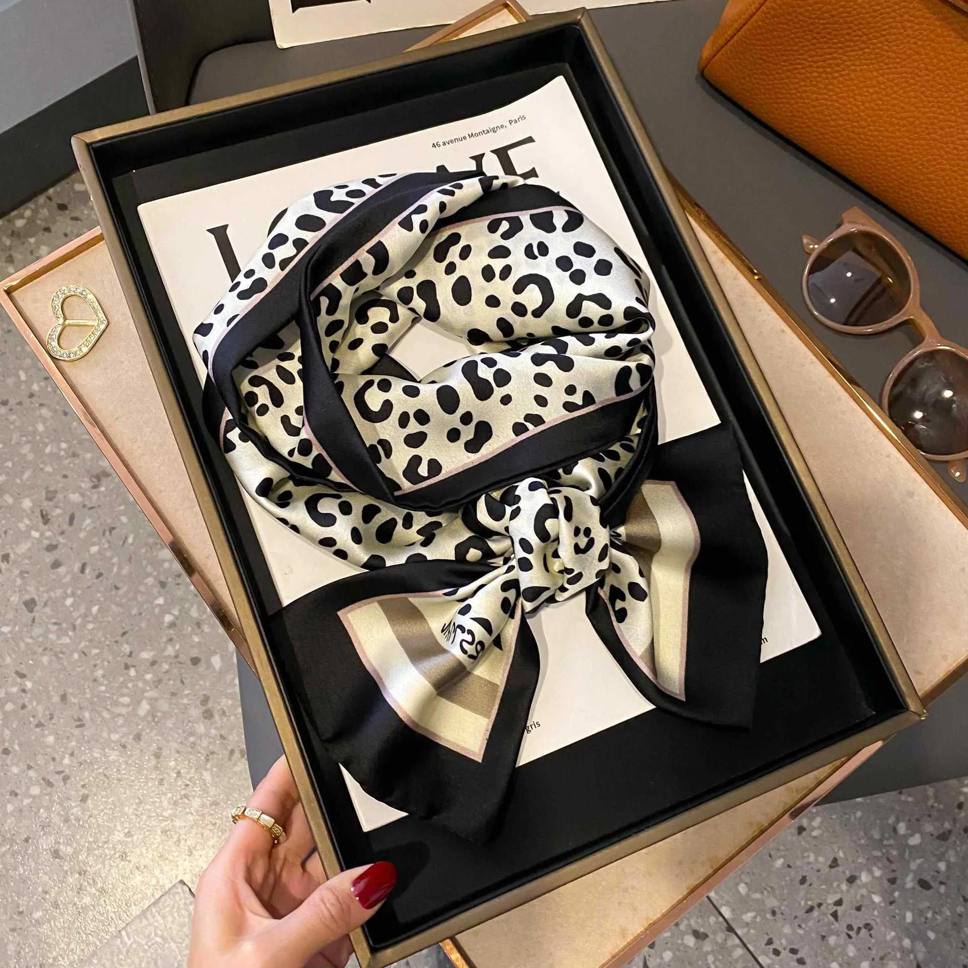 Lenço Fino Estampado Elegante - Luxury Bags Duffle avaliação e preço
