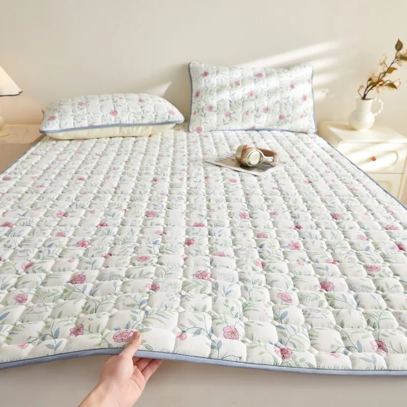Waterproof Mattress Protector with Elastic Bands At The Corners Suitable for Protecting Mattresses in BedroomsGuestRoomMattress