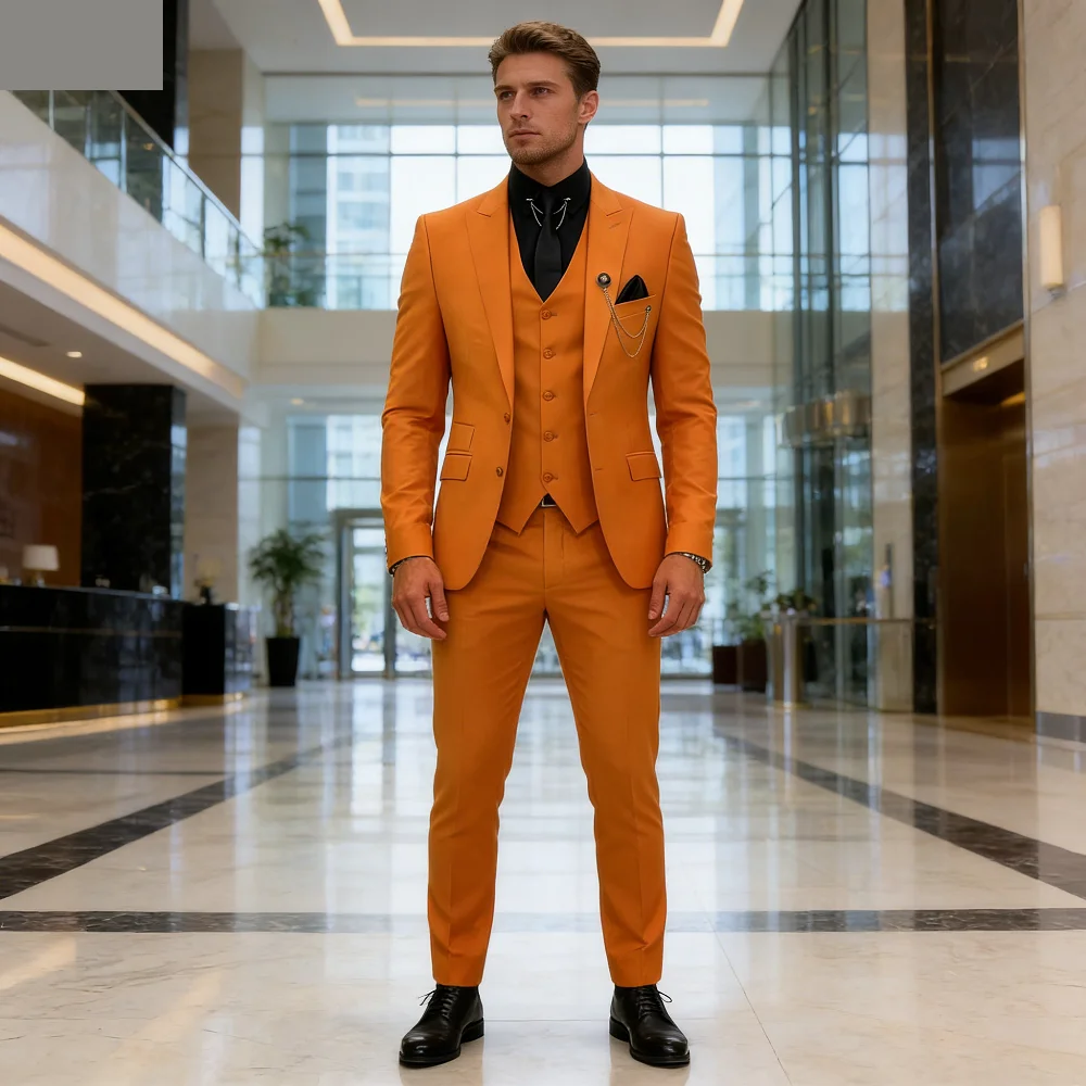 

Элегантный свадебный мужской костюм-тройка класса люкс: однобортный пиджак с острыми лацканами, брюки и жилет. Деловая мужская одежда.