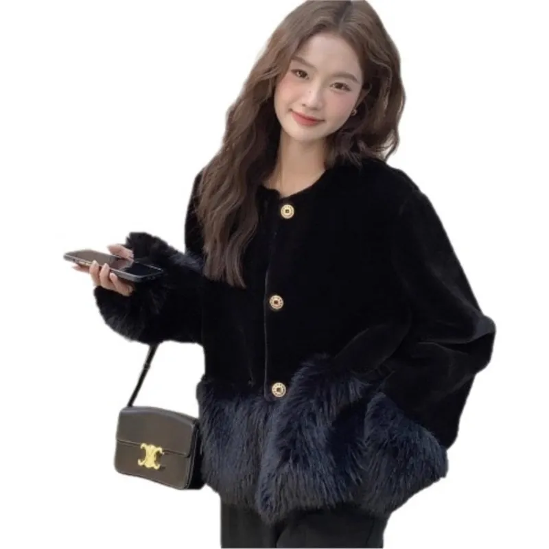 Un nuovo cappotto di pelliccia mista nera da donna patchwork in pile di lusso leggero e caldo addensato