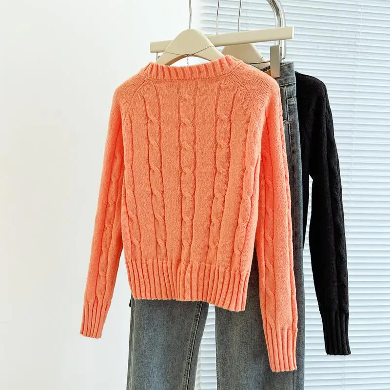 Modny sweter damski na jesień i zimę 2025 w stylu koreańskim, retro, krótka dzianina o luźnym kroju, uniwersalny, z efektem warkoczy.