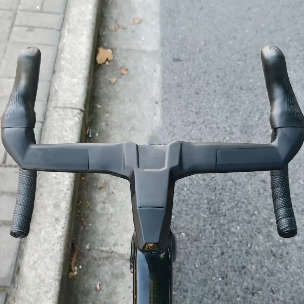 

EVO Carbon Fibre Integrated Road Handlebar 31.8mm Clamp 360-420mm Width 95-125mm Stem Drop 6° Flare 5° Trumpet For Road Bicycles