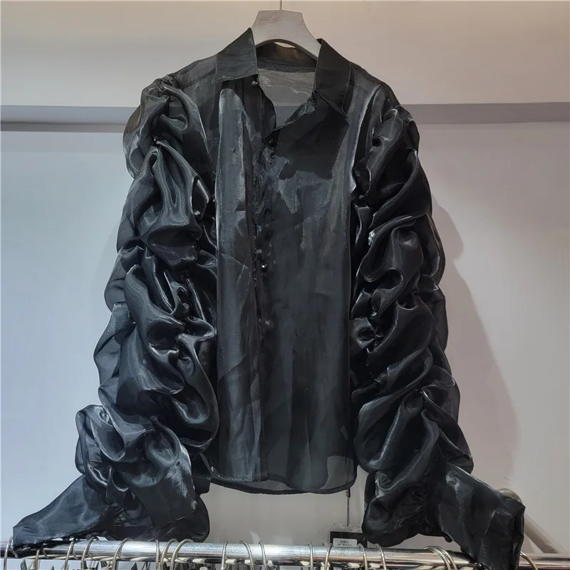 بلوزة شفافة من شين اللؤلؤ بأكمام منتفخة ذات طبقات. يقدم مظهرًا أنيقًا ومثاليًا للعمل أو المناسبات الخاصة. #4