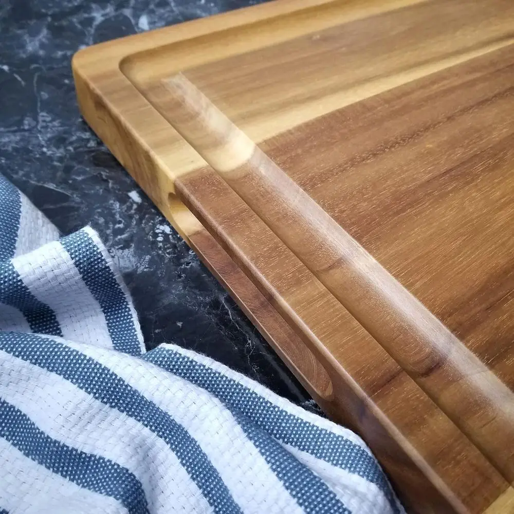 Deska do rzeźbienia z drewna akacjowego 20 x 15 cm, grubość 1,5 cm, z głębokim rowkiem i uchwytami do krojenia i serwowania mięsa.