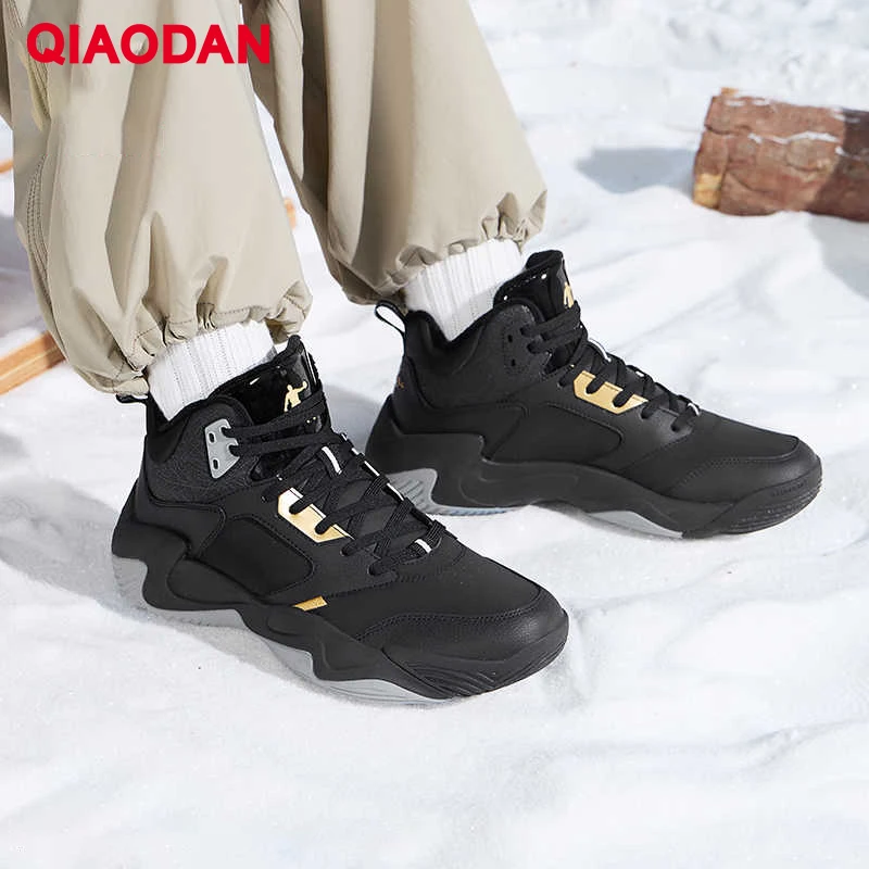 QIAODAN, zapatillas de baloncesto cálidas de terciopelo con superficie de cuero, zapatillas antideslizantes resistentes al desgaste con amortiguación de invierno 2025 para hombre QXA013244120B