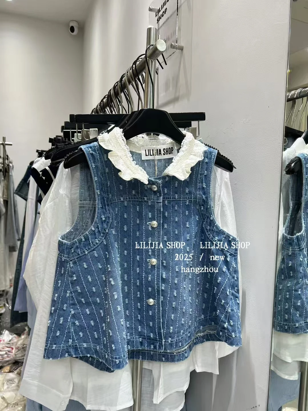 

Новинка лета 2025: Женский джинсовый жилет Dongda Gate в корейском стиле, универсальный, приталенный, с кружевными вставками и воротником.