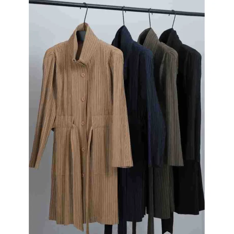 เสื้อแจ็คเก็ตพลีทสีพื้นความยาวปานกลาง YFPF Miyake แฟชั่นผู้หญิง สายรูดผูกเอว กระดุมติด เสื้อโค้ทลำลอง คอลเลคชั่นใหม่ 2025