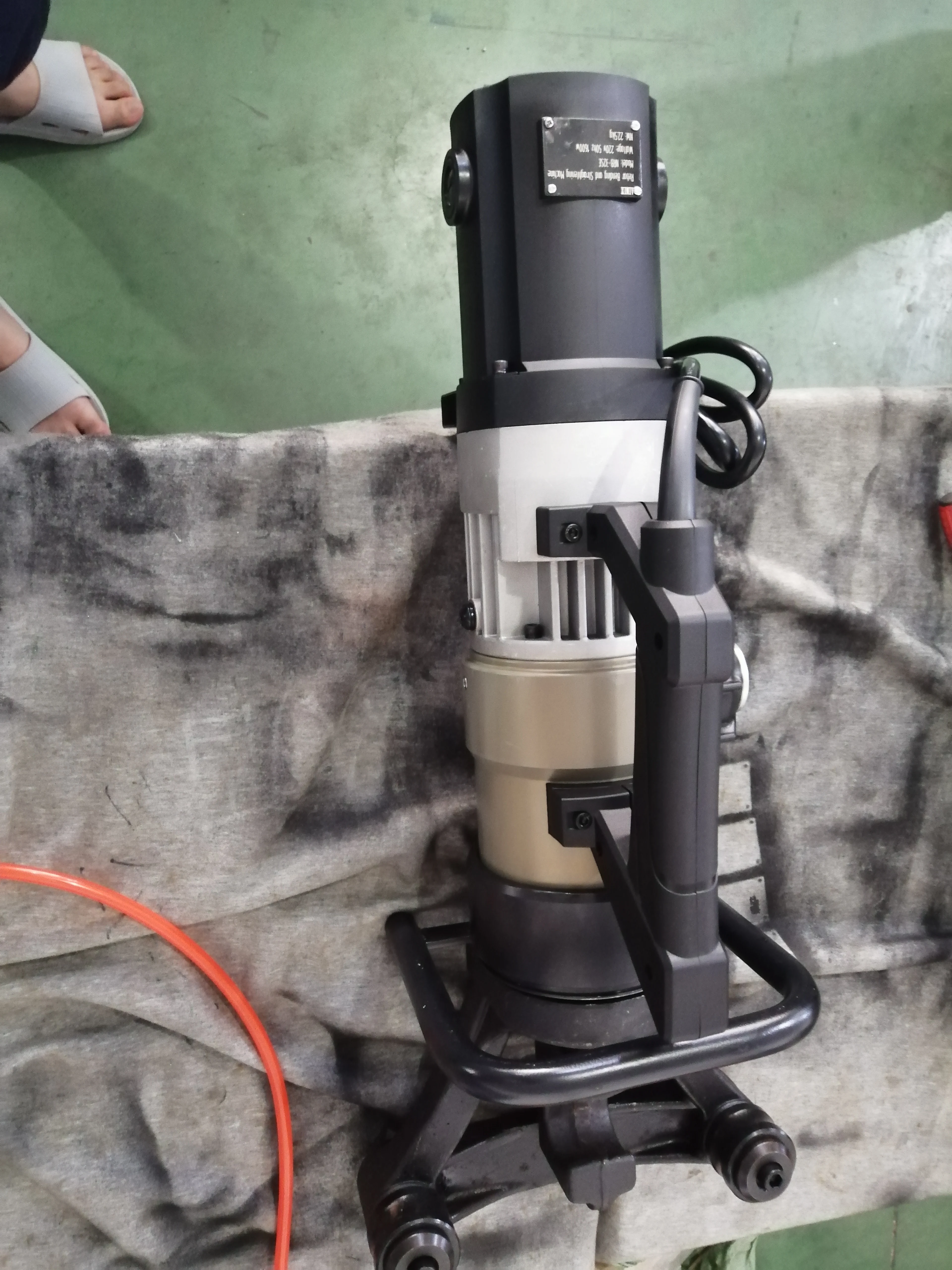 ماكينة ثني القضبان المحمولة NRB-32SE متعددة الوظائف، مكواة فرد ثني حديد التسليح الكهربائية الهيدروليكية