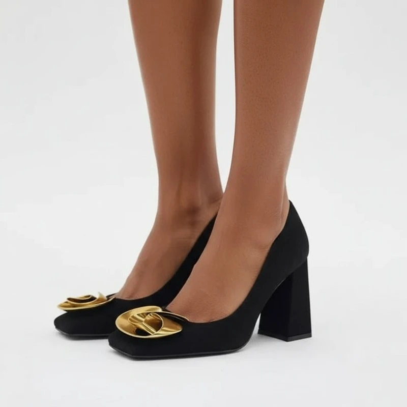 حذاء نسائي أنيق عتيق مصنوع من جلد الغزال الأسود وكعب مربع عند الأصابع، وإبزيم معدني ذهبي للحفلات والمكتب #4