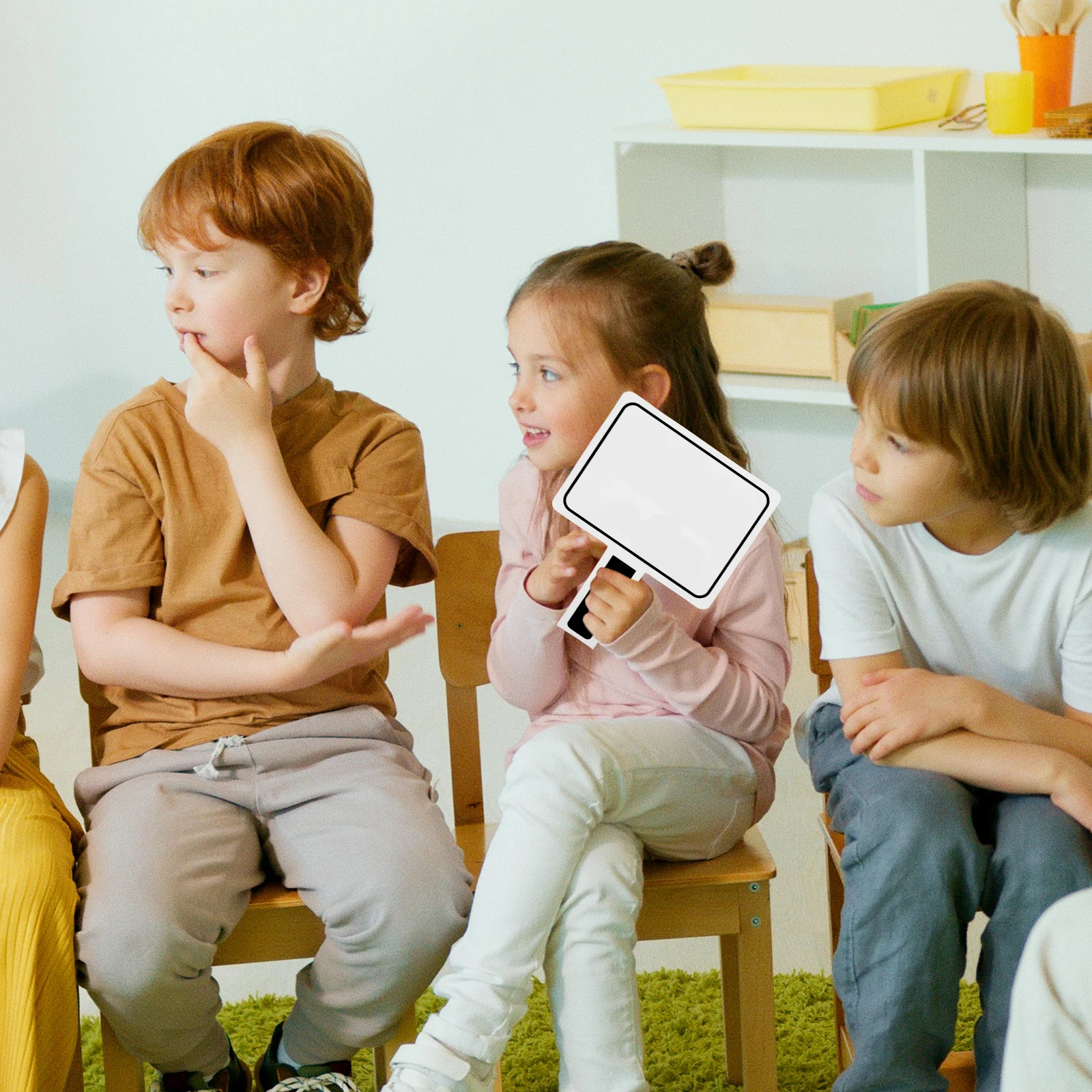 سبورة بيضاء صغيرة محمولة باليد على الوجهين للتصويت على الفصول الدراسية، مجداف الإجابة للطلاب، خفيف الوزن من مادة PVC المحمولة